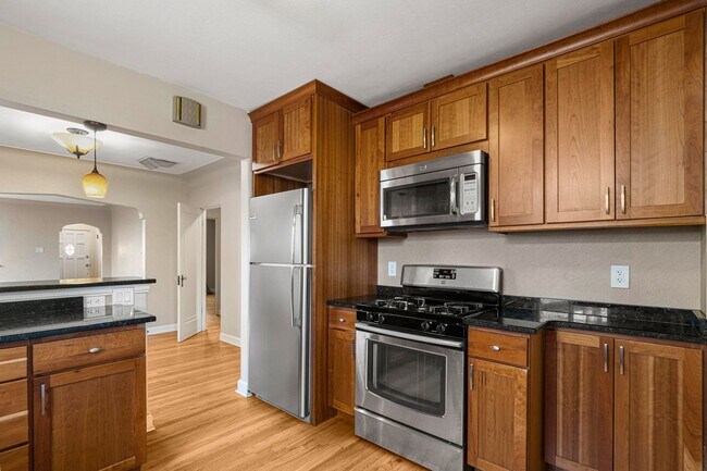 Building Photo - Charming Townhome in West Highlands!