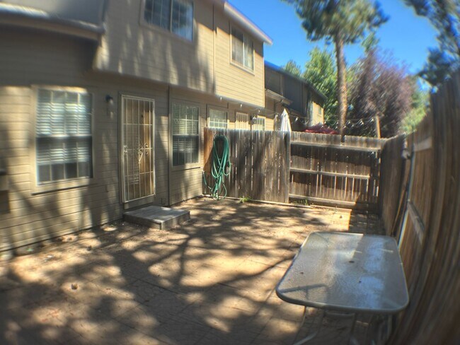 Building Photo - Nice 3 bedroom  with 2 car garage