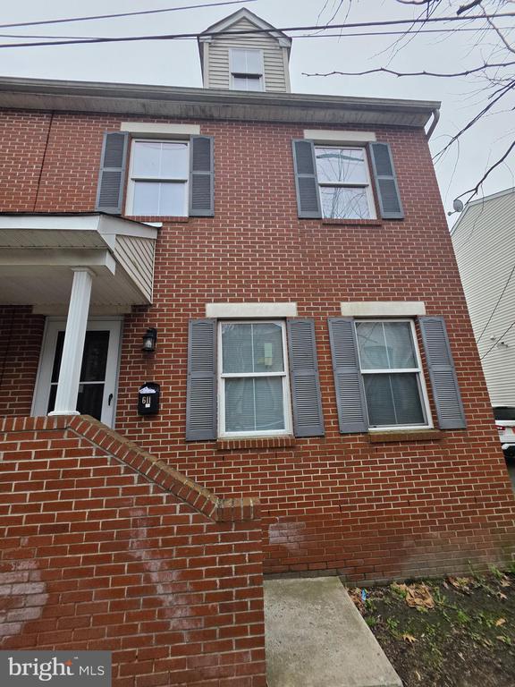 Building Photo - 611 Artisan St