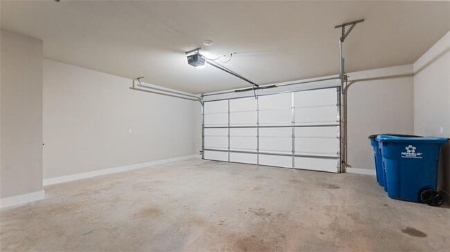 Building Photo - 1023 NE Hts Ln