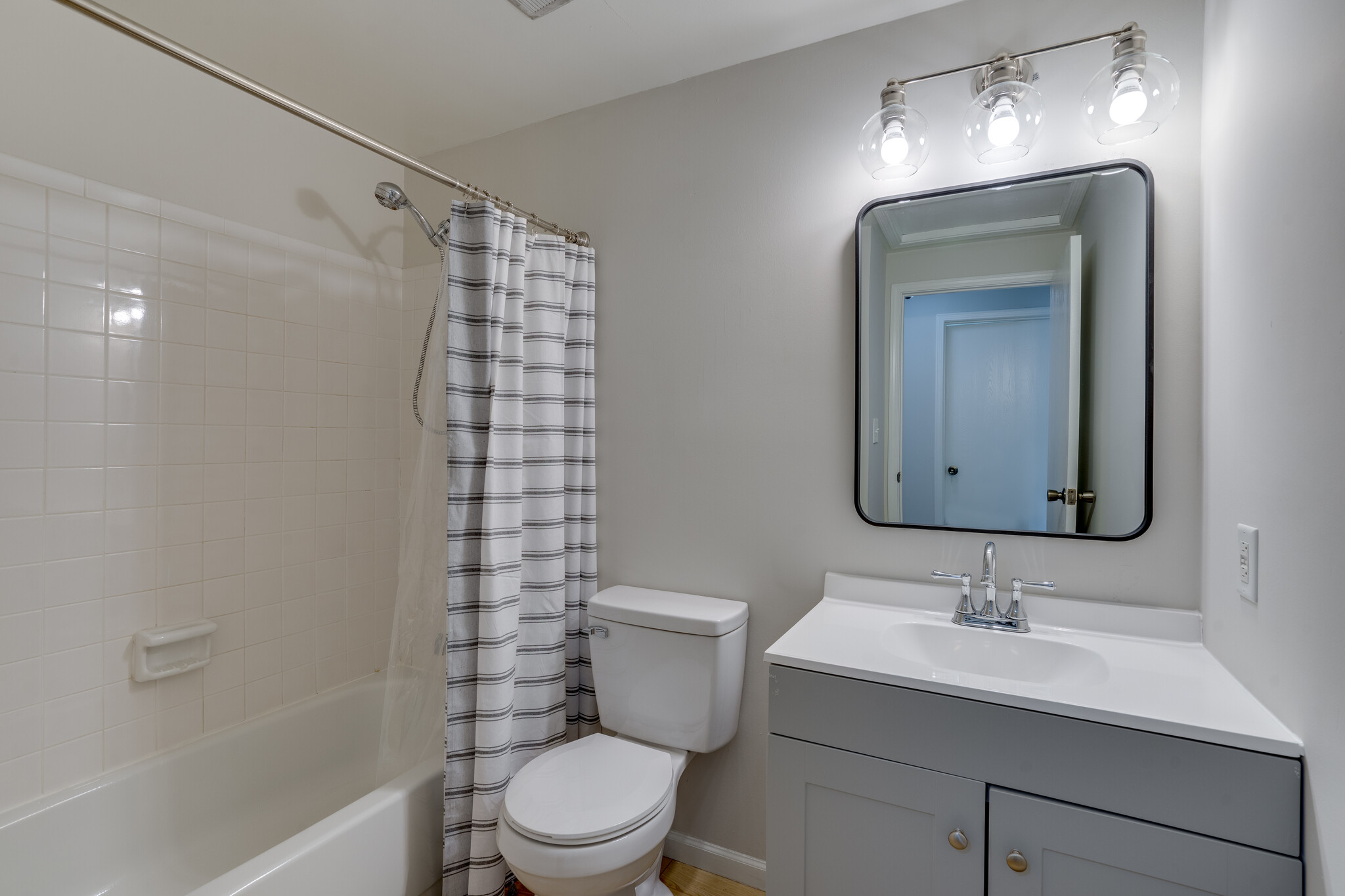 Shared Bathroom - 5471 Braddock Ridge Dr