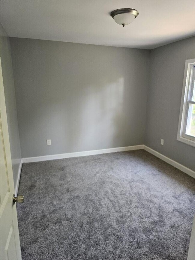 Building Photo - 5056 Bewick St