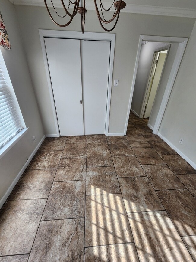 Building Photo - 4 bed 2 1/2 bath home, 2 car garage!