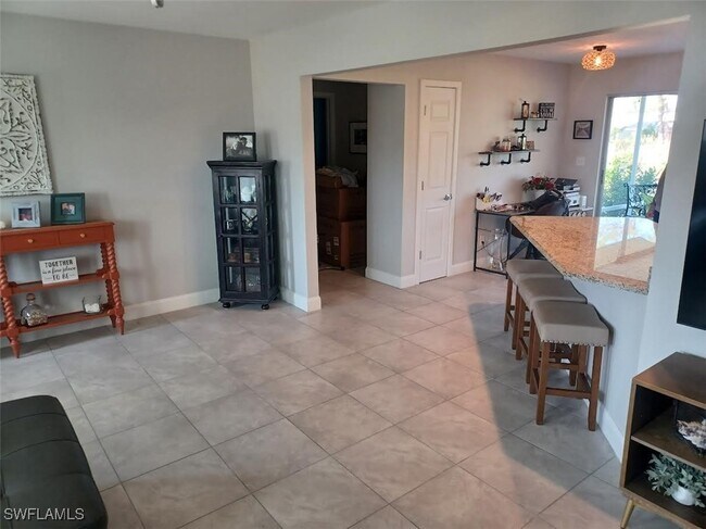 Building Photo - 893 E Valley Dr