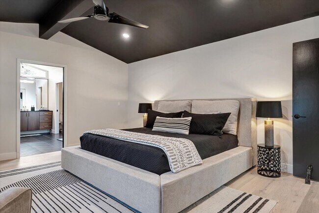 Building Photo - Luxury Ranch House on Champaign Country Club