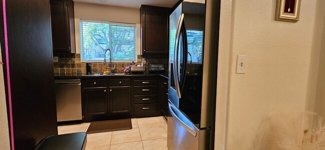 Building Photo - Charming 3-Bedroom Townhome in Prime Pasad...