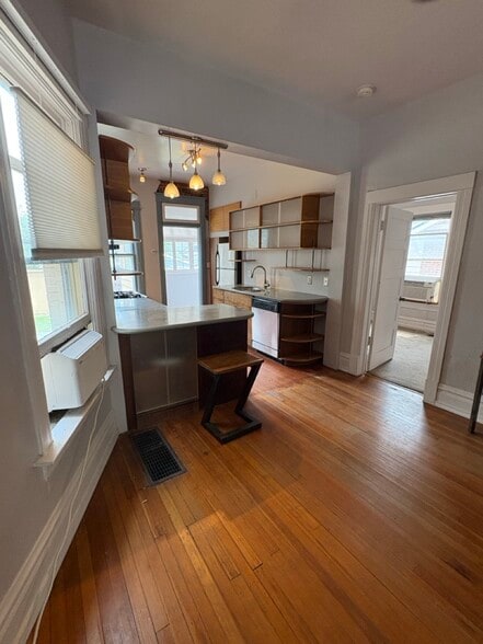 Bright kitchen - 3406 N Raleigh St