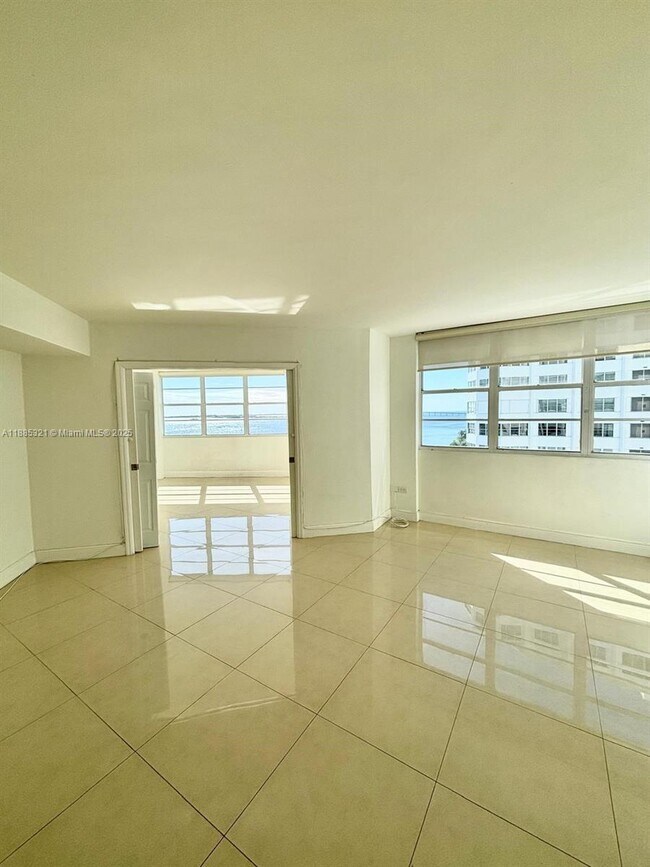 Building Photo - 801 Brickell Bay Dr