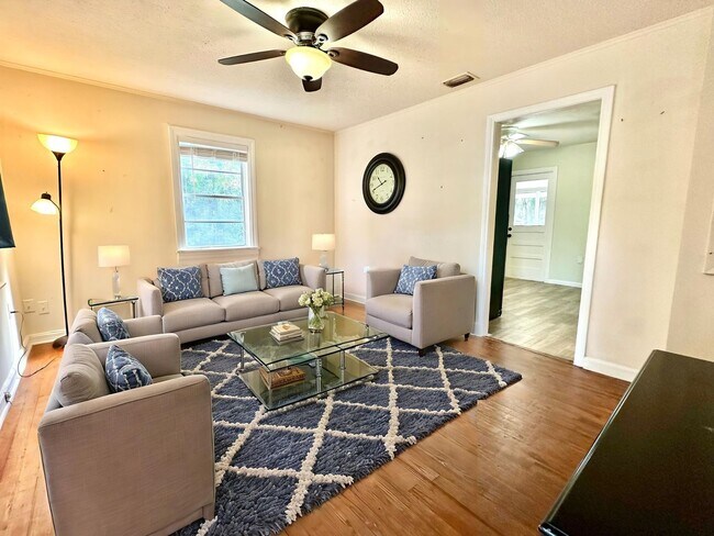 Building Photo - Perfectly-placed 2Bedrooms/1Bath home with sunroom in the heart of Deland!