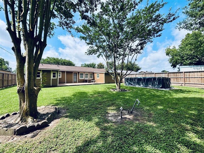 Building Photo - 2413 Kingsdale Dr