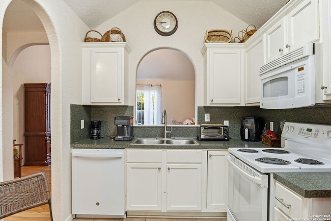 Building Photo - 1150 Green Hill Dr