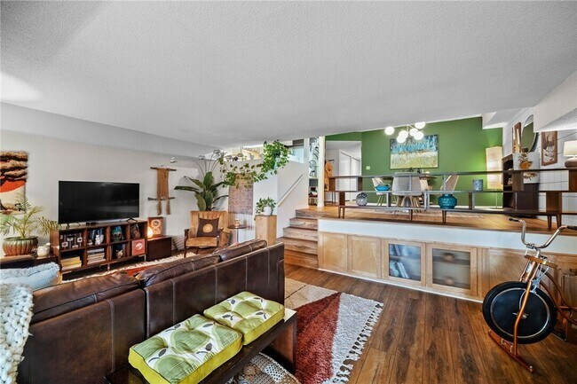 Building Photo - 4902 University Ave