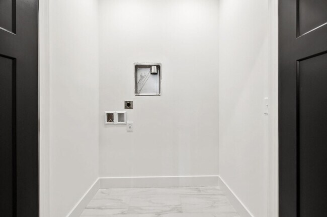 Building Photo - 827 Oconnor St