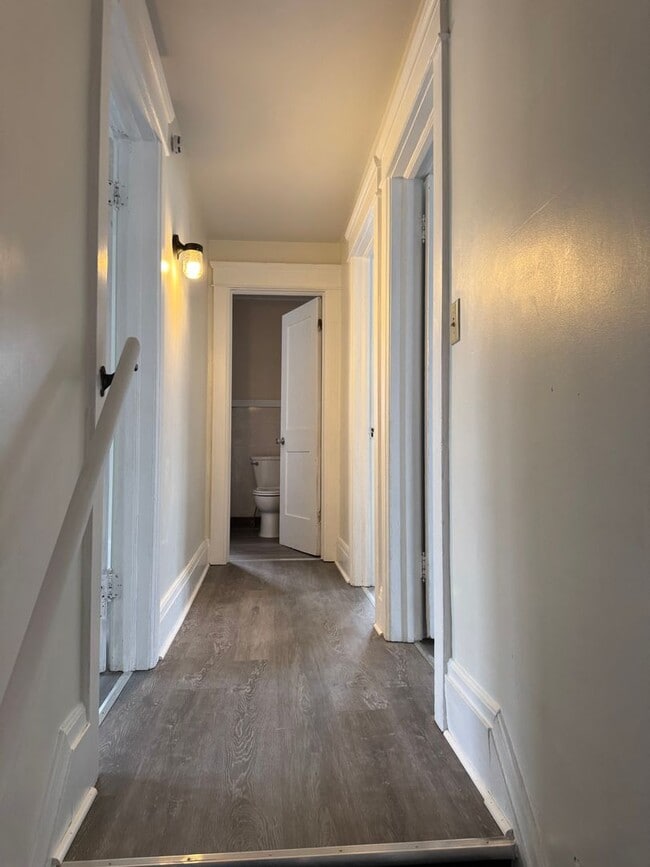 Building Photo - Single Family Home 3 bedroom 1 bath new paint flooring with basement fenced in yard