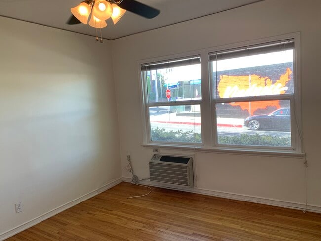 Building Photo - 416 N Doheny Dr