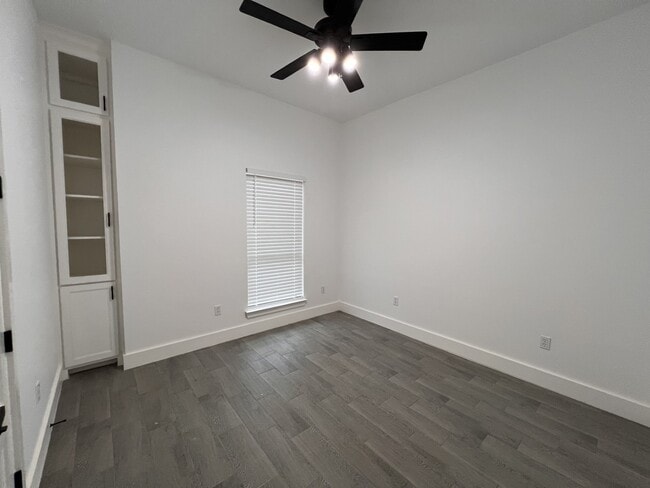 Building Photo - 506 E Bryson Ave