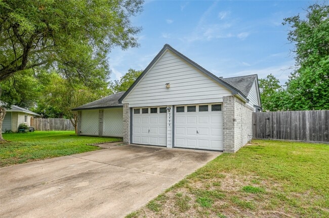 Building Photo - 2630 Hollymist Dr
