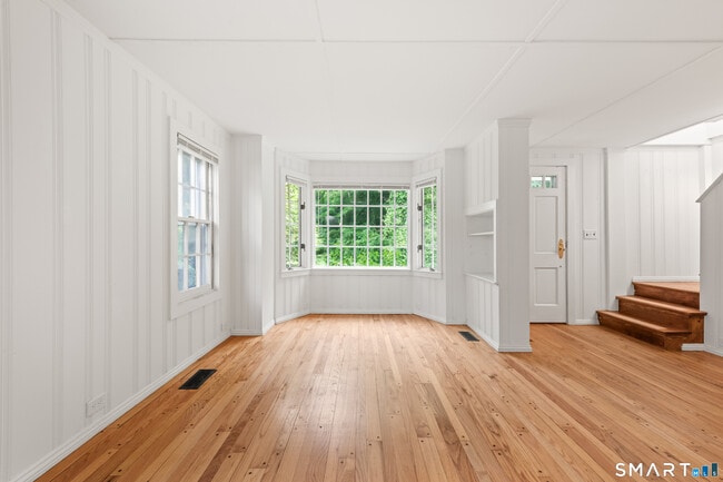 Building Photo - 527 Danbury Rd