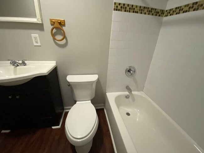 Building Photo - 3 Bedroom Apartment in South Nashville!