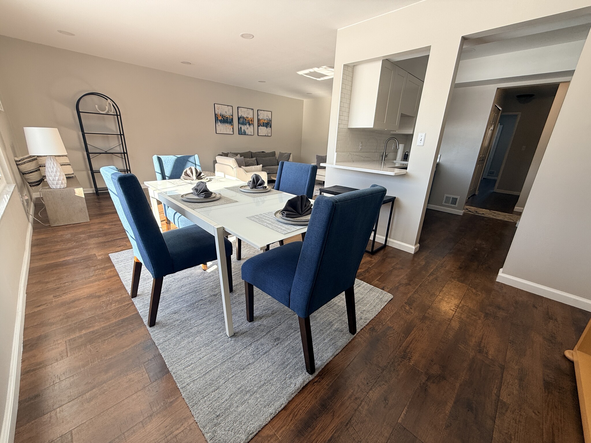 Building Photo - 670 E Fox Hills Dr