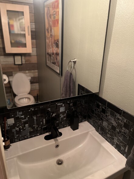 1/2 bathroom - 5823 Bowcroft St