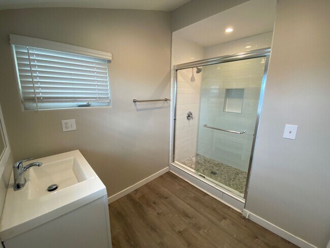 Building Photo - Renovated! AMAZING Pool+Spa!
