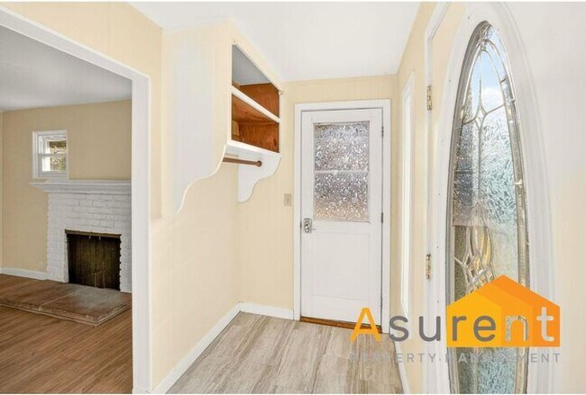 Building Photo - Great Duplex Available Now!