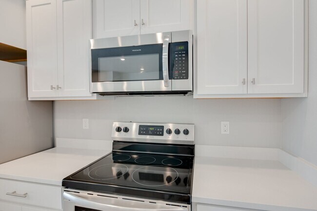 Building Photo - This 3 bedroom/2.5 bath townhome is ready for you!