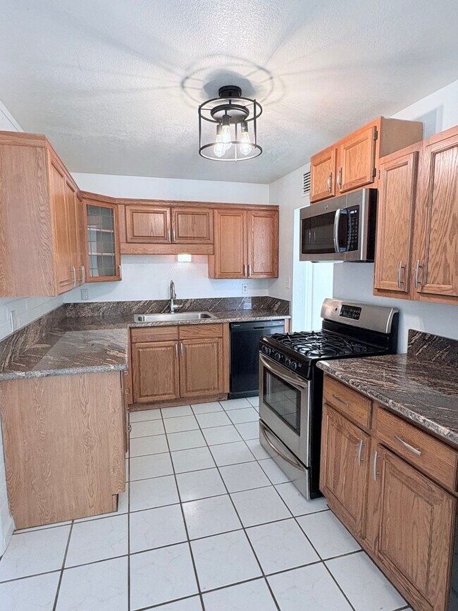 Building Photo - 3 Bed/2 Bath home with backyard and swimming pool!