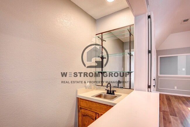 Building Photo - 3914 Meadow Dr