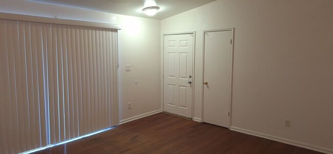 Building Photo - Best Price and Split Deposit!