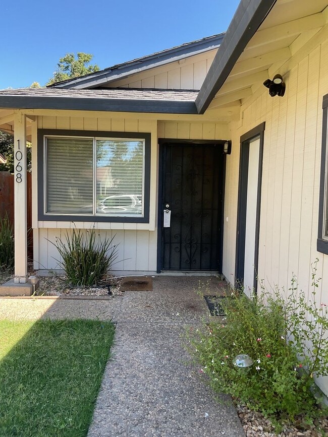 Building Photo - Chico 3 bed 2 bath home for rent, convenient location, neighborhood setting Garage, back yard