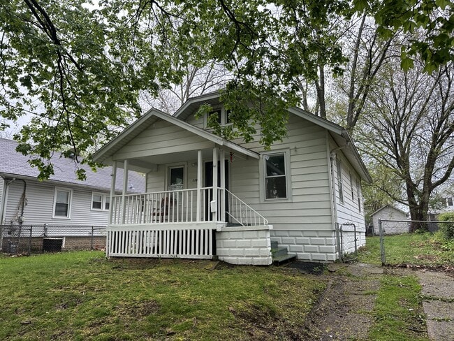 Primary Photo - 2221 N Ellis St