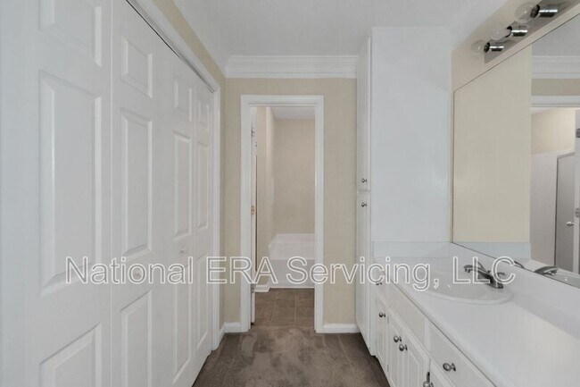 Building Photo - 30 Oaklake Ct