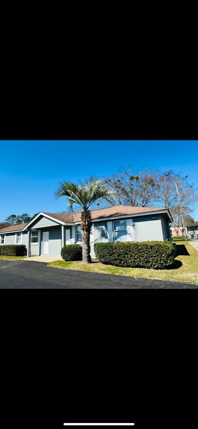 Primary Photo - Florence Flats Apartment Homes