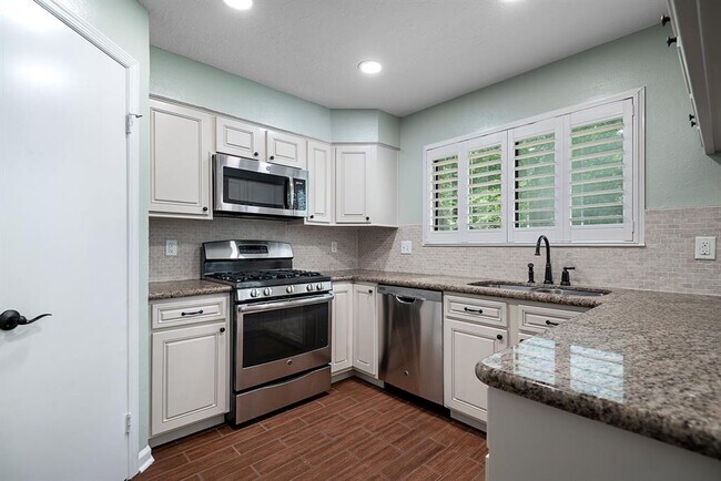 Building Photo - 19 Village Knoll Pl