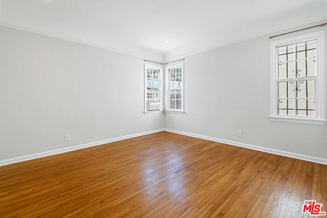 Building Photo - 823 N Edinburgh Ave