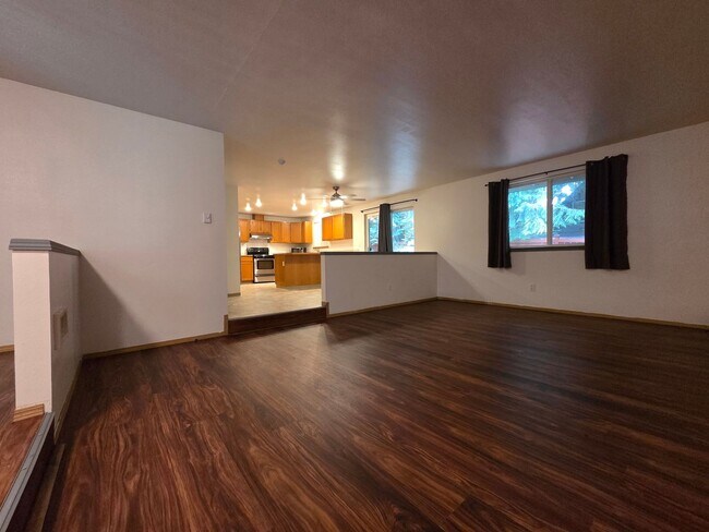 Building Photo - Charming Rambler in Gated Clearwood Community