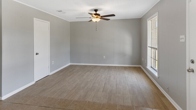 Building Photo - 2 Bedroom  Condo in St Francisville- Avail...