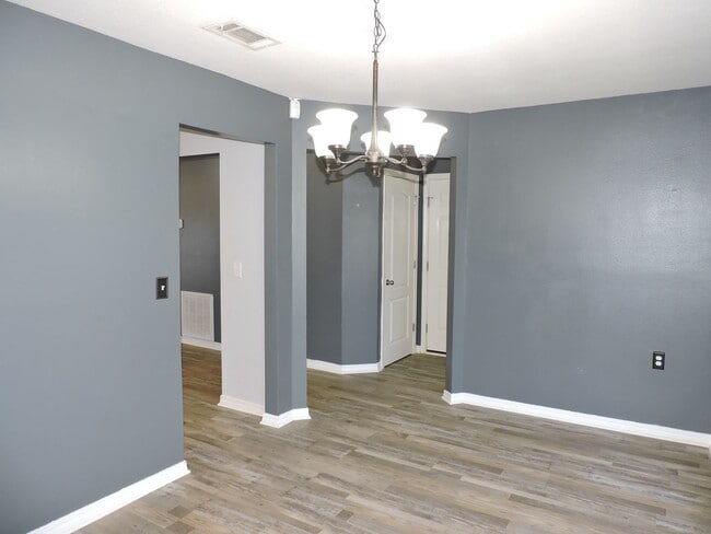 Building Photo - Easy access to Whiting Field & Pensacola!
