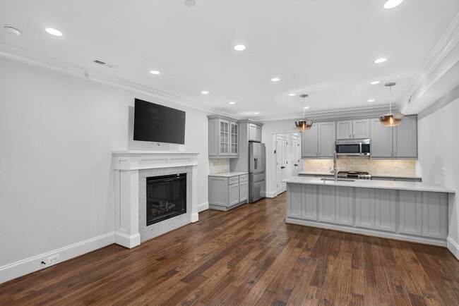 Building Photo - Bright Adams Morgan Condo with Den, Two Full Baths & In-Unit Laundry