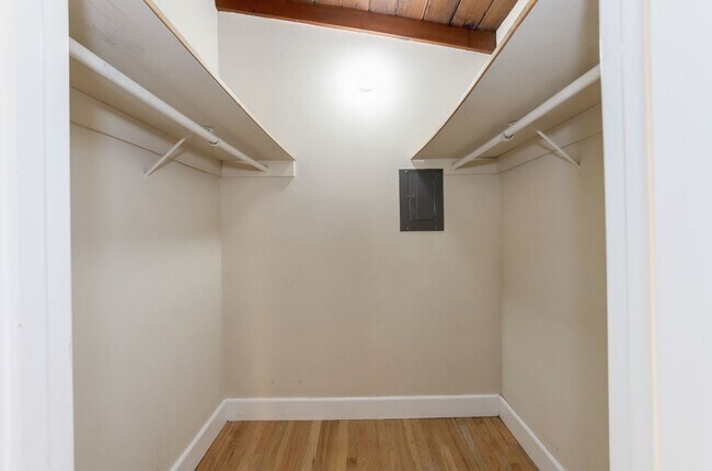 Building Photo - 3 Bed / 2 Bath Woodside home on large lot ...