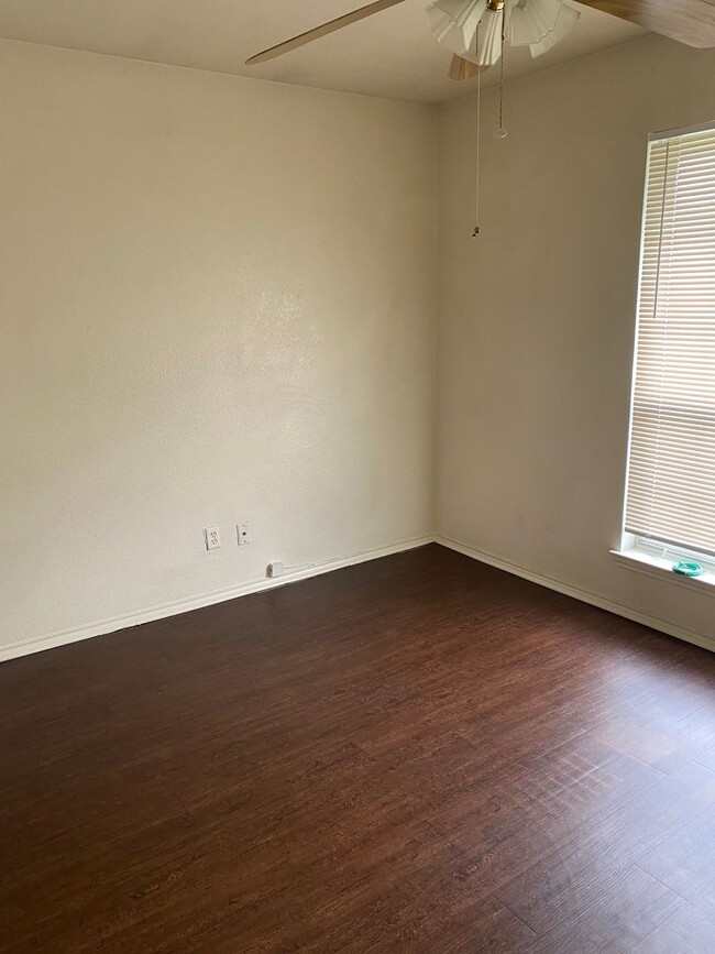 Building Photo - 5420 Creekridge A