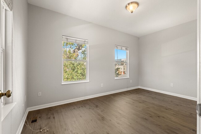 Building Photo - Spacious 4 Bedroom House in Santa Fe Art D...