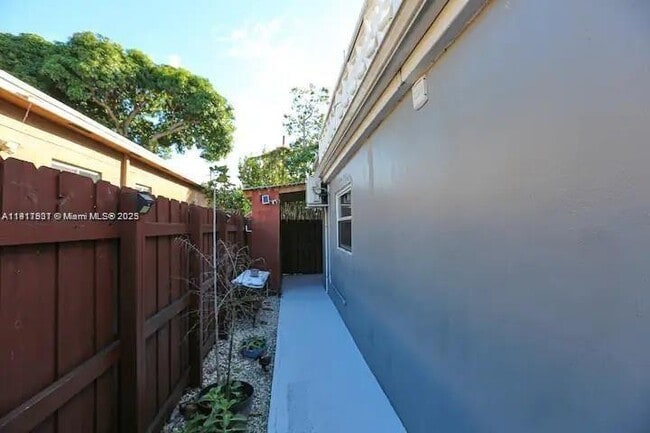 Building Photo - 1100 NE 1st Ave.