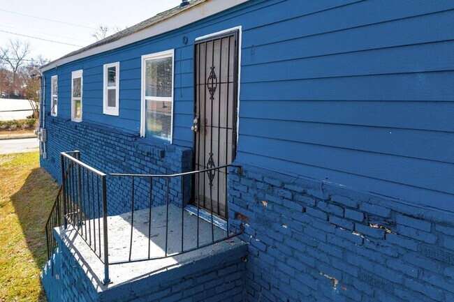 Building Photo - Charming 2BR Duplex in Atlanta