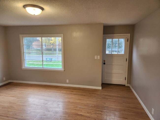 Building Photo - 4 bed 1 bath single family house.