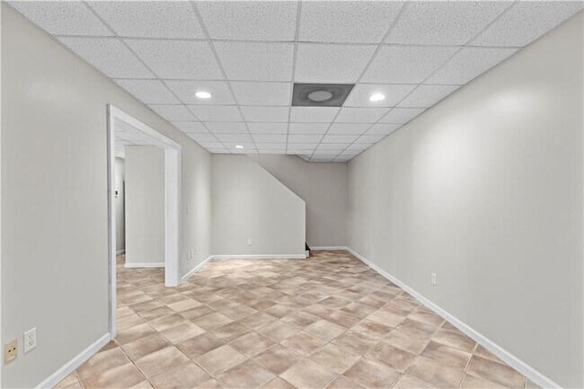 Building Photo - 3460 Goldenrod Dr