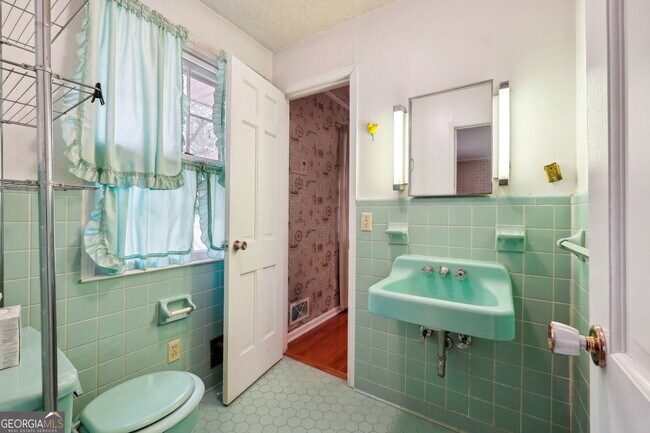 Building Photo - 5140 Lakewood Dr