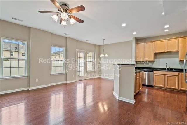 Building Photo - 2420 Silverthorn Dr